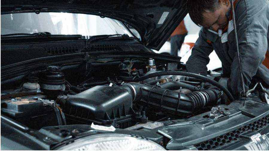 Technician reading live data